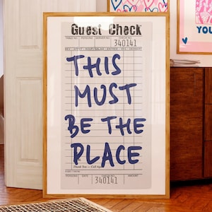 This Must Be The Place ウォールアート ブルーゲストチェックプリント トレンディなレトロポスター 新しいホームデコレーション プレッピールームデコレーション かわいいバーカートプリント 印刷可能