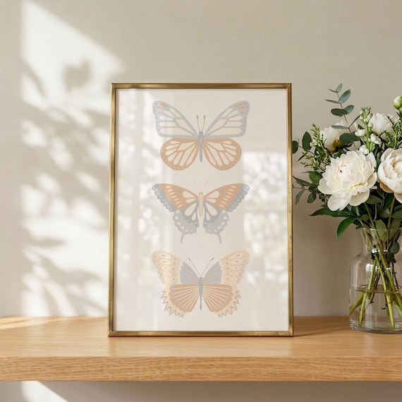 Wandbild mit Schmetterlingen in neutralen Farben: Beige Zimmerdeko für Teenager-Mädchen (Digitaler Download)