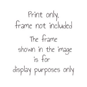 Peut inclure: Un panneau rectangulaire blanc avec un texte noir indiquant : Print only, frame not included. The frame shown in the image is for display purposes only. Il s'agit d'une notification claire concernant le produit vendu comme une impression sans cadre.
