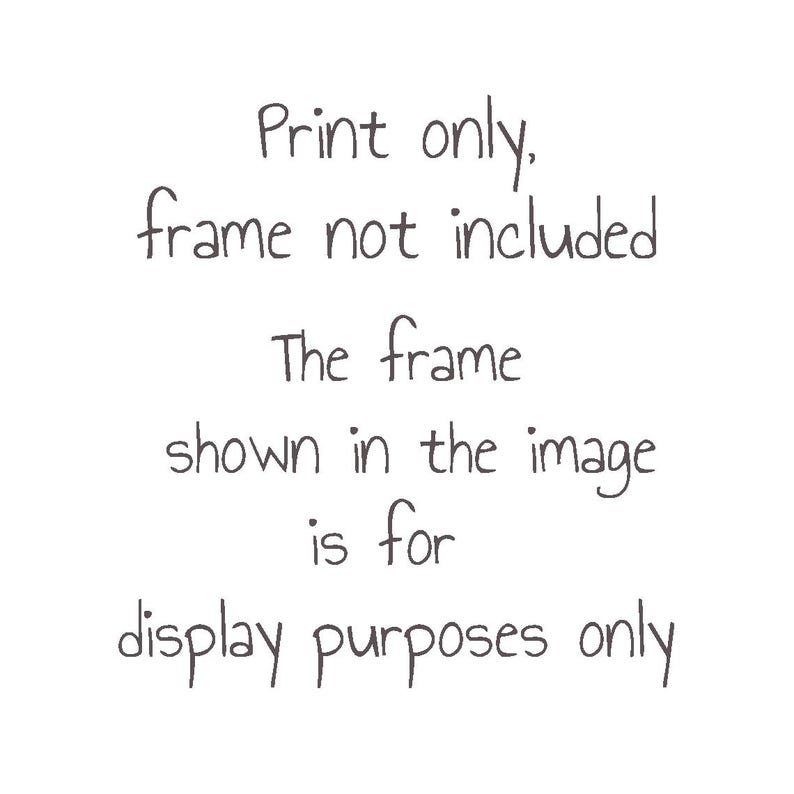 Peut inclure: Un panneau rectangulaire blanc avec un texte noir indiquant : Print only, frame not included. The frame shown in the image is for display purposes only. Il s'agit d'une notification claire concernant le produit vendu comme une impression sans cadre.