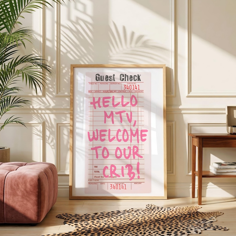 Olá MTV, bem-vindos à nossa casa! Pôster rosa de check-in de convidado ...
