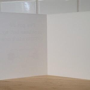 Może przedstawiać: Pusta biała kartka z nadrukowanym tekstem "Kocham Cię Tato i tęsknię za Tobą bardzo" na przodzie.