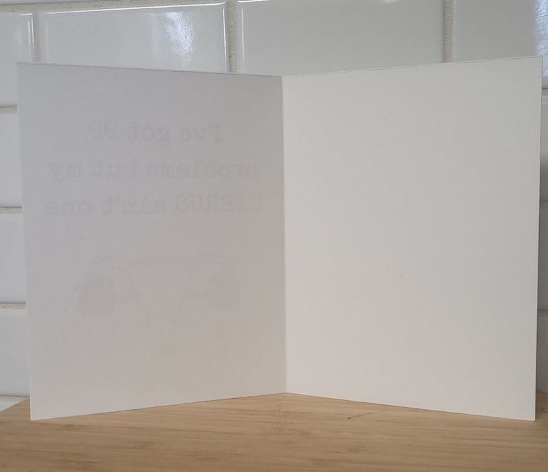 Może przedstawiać: Pusta biała kartka z nadrukowanym tekstem "Kocham Cię Tato i tęsknię za Tobą bardzo" na przodzie.