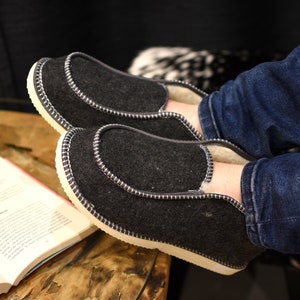Warm Men&#39;s slippers made of felt and wool, Light and comfortable shoes for home, Polish slippers for the winter