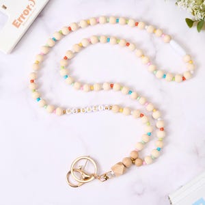 Lanière personnalisée pour professeur avec nom, lanière prénom en bois personnalisée Bea, idée cadeau professeur, cadeau lanière bohème pour elle, porte-badge