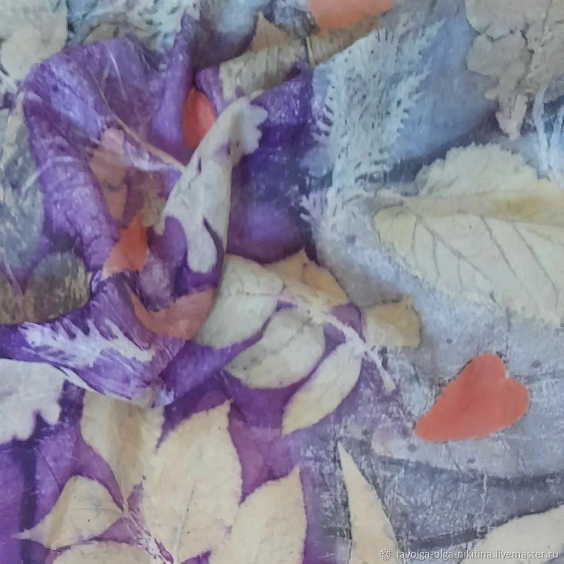 Op de afbeelding: Een paarse en cr&egrave;mekleurige zijden sjaal met een bloemenprint. De sjaal heeft een lichtroze hartvorm in de rechterbenedenhoek.