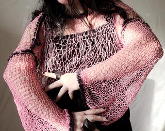 Blusa de manga larga con mangas acampanadas y contraste de estilo gótico burbuja.