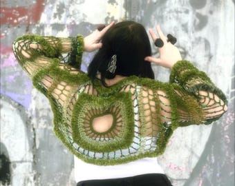 Suéter oversize de ganchillo color verde musgo con estética fairycore/cottage core.