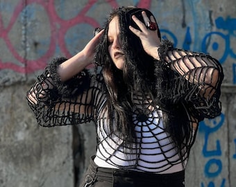 Sudadera con capucha de telaraña de crochet con un aire gótico de bruja
