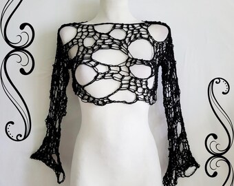 Bolero gótico de ganchillo con mangas largas y detalles rasgados.