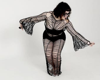 Vestido largo Queen con estampado de telaraña y mangas acampanadas de estilo gótico.