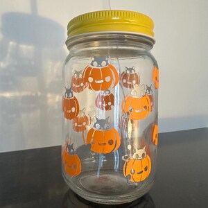 Tarro de cristal con forma de calabaza y gatito con temática de Halloween