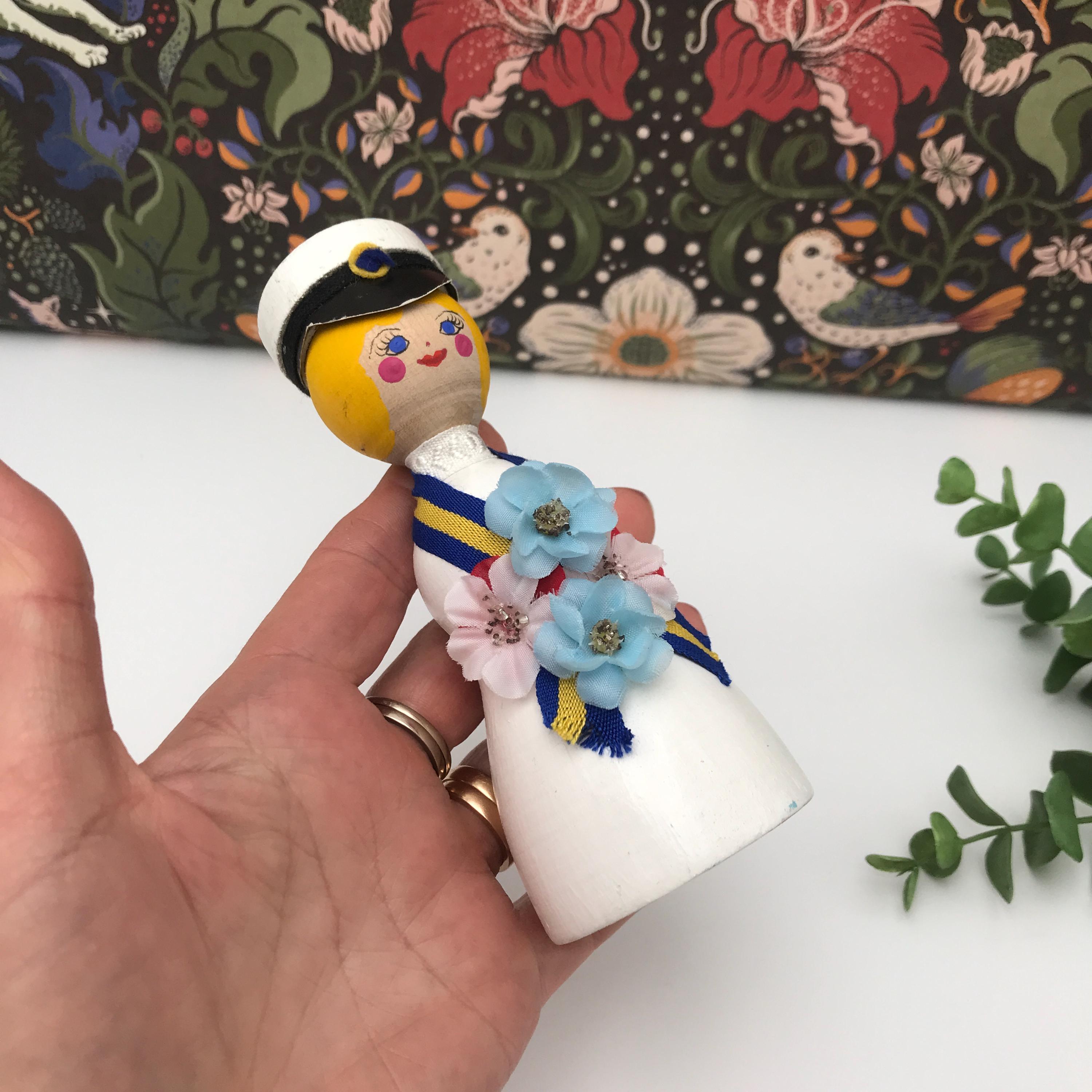 装飾用の木製の学生の置物 / スウェーデン / ヴィンテージ / 手工芸品