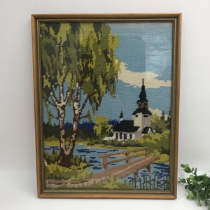 Quadro bordado à mão emoldurado com igreja, Suécia / Vintage