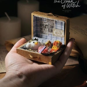 Trollkarlens miniatyrresekoffert • Handgjord låda med magiska kuriosa