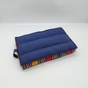 Rektangulär meditationskudde med bhutanesisk kant - 16 cm x 26 cm