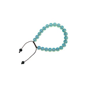 Peut inclure: Un bracelet de perles bleu clair avec une fermeture à nœud coulissant. Le bracelet présente des perles rondes et translucides et un cordon marron foncé. Les perles mesurent environ 0,8 cm de diamètre.