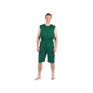 Puede incluir: Un mono verde sin mangas con cintura de cordón. El mono está hecho de una tela suave y cómoda y tiene un corte holgado.