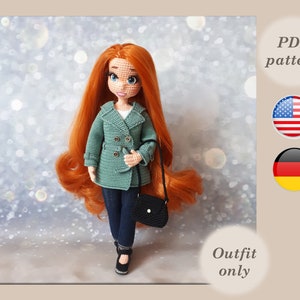 Könnte beinhalten: Häkelpuppe-Outfit-Muster im PDF-Format. Das Outfit ist ein grüner zweireihiger Mantel mit einer schwarzen Handtasche. Das Muster ist in Englisch und Deutsch verfügbar.