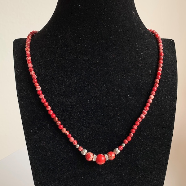 roter Imperial Jaspis (Regalit),  elegante Kette aus Perlen 3mm mit der Perle 10mm im Zentrum - natürlich schönen Maserung :-)