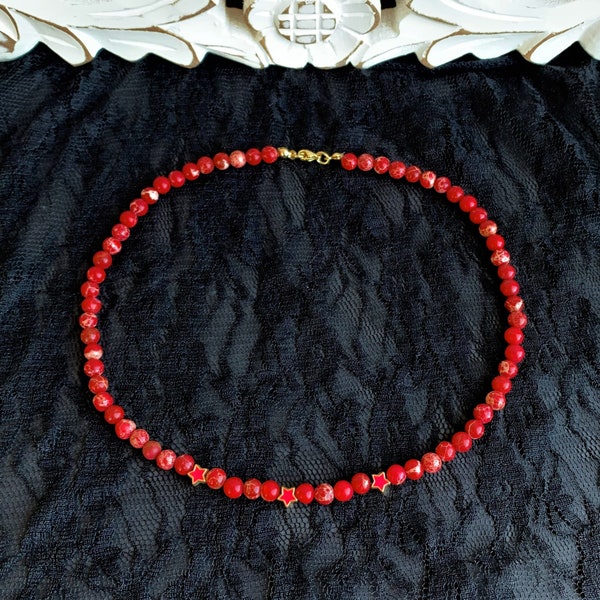 roter Imperial Jaspis (Regalit gefärbt),  elegante Kette aus Perlen 6mm mit rot emaillierten Sternen