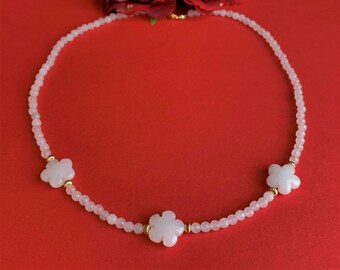echte Jade, weiß, Kette aus facettierten Perlen 4mm mit 3 zarten Jadeblüten und goldenen Perlchen :-)