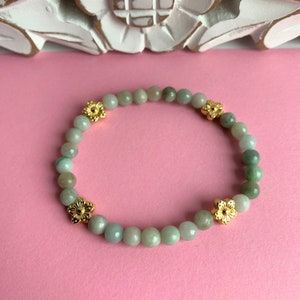 genuine Burmese jade (jadeite), undyed, elastic bracelet made of pearls 6 mm (class A) with golden flowers ;-)