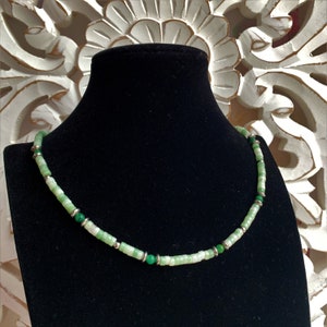 zartgrüne Qinghai Jade: Heishi Perlen 4,4X2,5mm mit herrlich tiefgrünen afrikanischen Jadeperlen 4mm