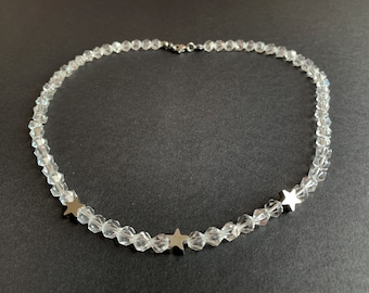 Collier en cristal de roche, perles taillées en étoile 6 x 5 mm avec étoiles argentées