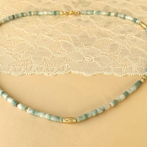 zartgrüne Qinghai Jade: Heishi Perlen 4,4X2,5mm mit goldenen tibetisch gemusterten Perlen