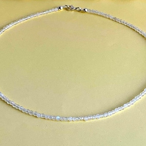 Könnte beinhalten: Eine zarte weiße Perlenkette mit einem silbernen Verschluss.