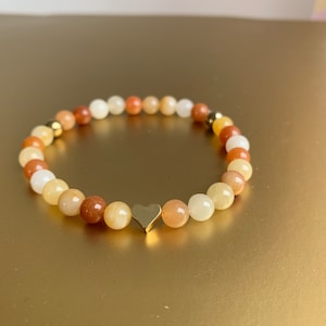 genuine jade (topaz jade) in sunny shades, elastic bracelet made of 6 mm pearls with a heart ;-)