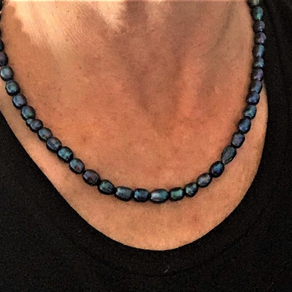 Collier : véritables perles de culture avec un éclat bleu foncé magique (non teintées)