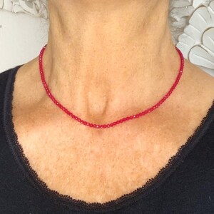 Könnte beinhalten: Eine Halskette aus roten Edelsteinen mit kleinen, runden Perlen. Die Kette ist zart und schlicht, perfekt für den Alltag.