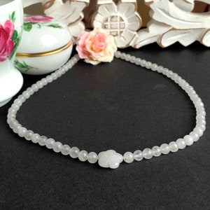 純粋な本物の翡翠、白、繊細な翡翠の花が付いた 6 mm のビーズ製ネックレス :-)