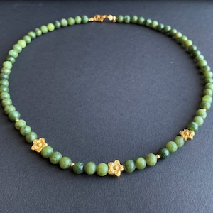 genuine Taiwan Jade, undyed, necklace made of 6 mm pearls with enchanting flowers ;-)