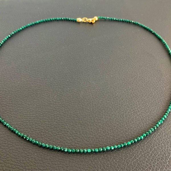 Jade africain (Prasem) 2 mm à facettes - un vert profond incomparable en collier filigrane