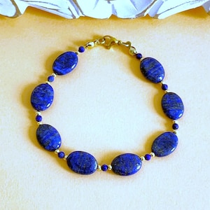 Lapis lazuli AA 3 mm beads with facets and lapis lazuli A ovals as a bracelet