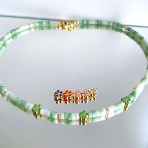 zartgrüne Qinghai Jade: Heishi Perlen 4,4X2,5mm bezaubern mit emaillierten Blüten (Farbe wählbar)
