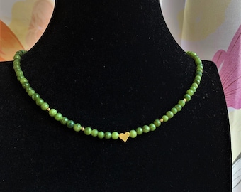 echte Taiwan Jade, ungefärbt, Kette aus Perlen 4mm mit einem zarten Herz :-)