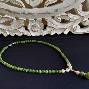 echte Taiwan Jade, natürlich ungefärbt, Kette aus Perlen 6mm mit weißen Zuchtperlen 7mm & Anhänger