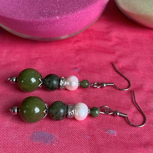 genuine Taiwan jade, undyed, enchanting earrings made of jade beads with a cultured pearl