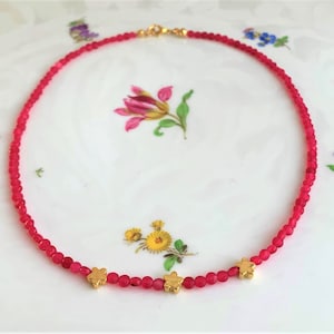 natural genuine ruby in excellent coloring (undyed!) - necklace made of rubies with 3 delicate golden flowers