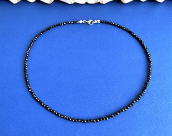 zwarte spinel, delicate ketting van 3 mm parels met glinsterende facetten