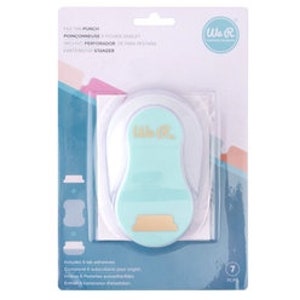 Può includere: Pugno We R Memory Keepers di colore blu chiaro e bianco. Il pugno ha la forma di una pera e presenta un logo We R Memory Keepers dorato. La confezione include una descrizione del pugno e delle sue caratteristiche.