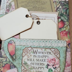 Puede incluir: Una taza de té vintage con un borde de encaje y un diseño floral. La taza de té está rodeada de un patrón floral y el texto "Whoever is happy will make others happy too".