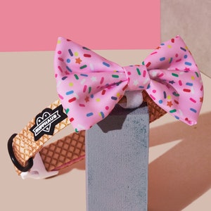 Zestaw muszek z obrożą dla psa Pink Sprinkles: wzór rożka z lodami i wafelkiem