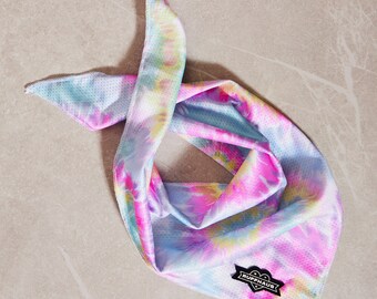 Bandana refrescante para perros con efecto tie-dye arcoíris: bufanda transpirable de verano
