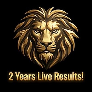 Może przedstawiać: Metalowy złoty emblemat głowy lwa wyśrodkowany na jednolitym czarnym tle. Poniżej lwa znajduje się napis 2 Years Live Results! wykonany pasującą złotą czcionką z lekkim efektem poświaty, charakteryzujący się ostrymi detalami i wyraźnym cieniowaniem.