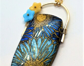Lange hangerketting van blauwe en gele polymeerklei.